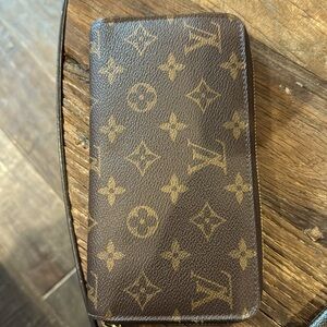 Louis Vuitton zippy wallet